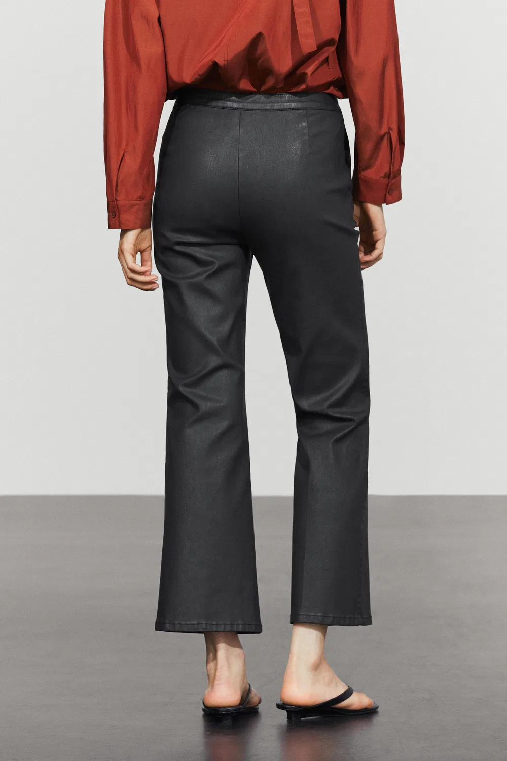 Брюки Massimo Dutti, укороченные клеш, прорезиненные манжеты, черный — фото 4
