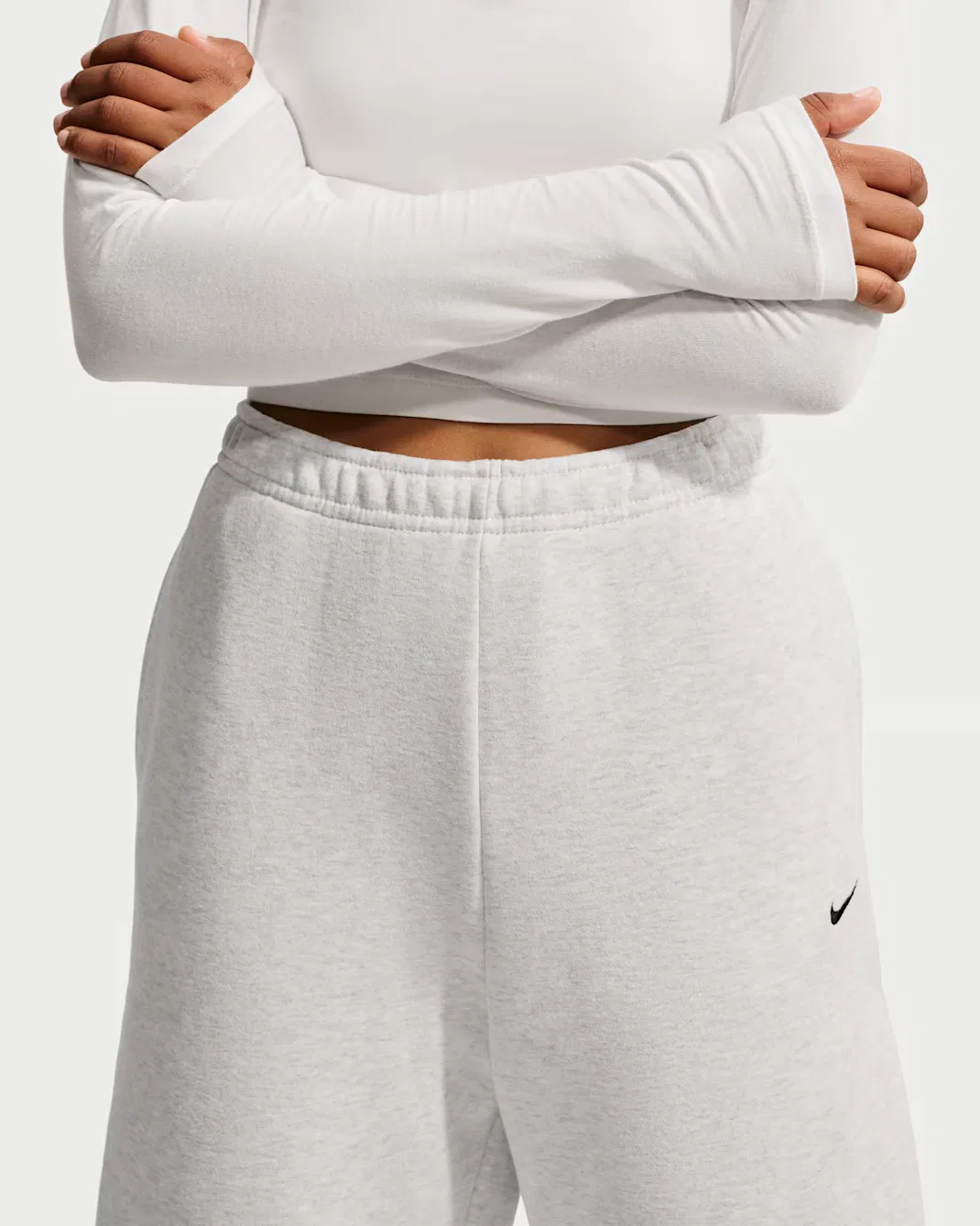 Женские свободные плиссированные брюки на кнопках Nike Studio Fleece Medium Weight, Birch Heather/Black — фото 2