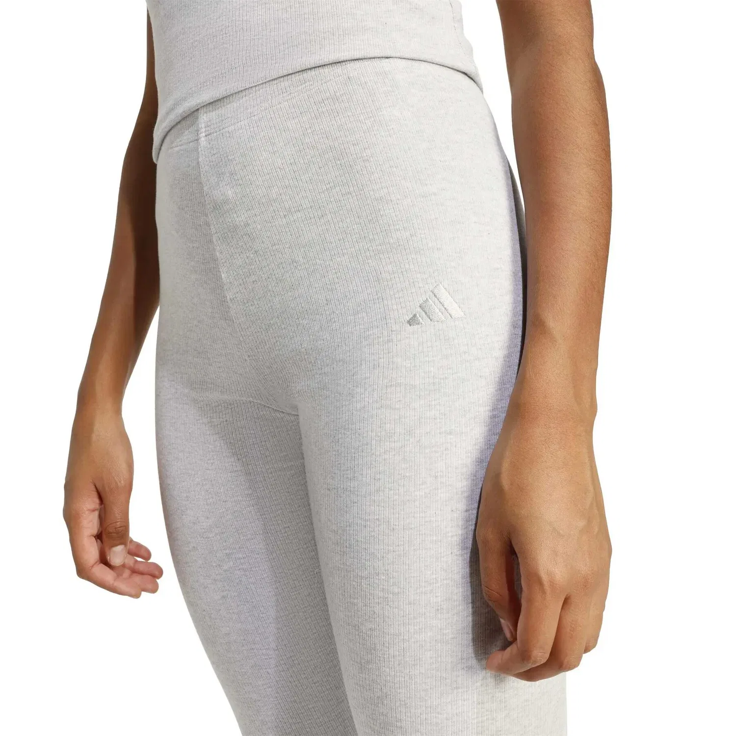 Женские капри-леггинсы из рибаны Seasonal Essentials Rib Capri Leggings Adidas, Hellgrau — фото 4