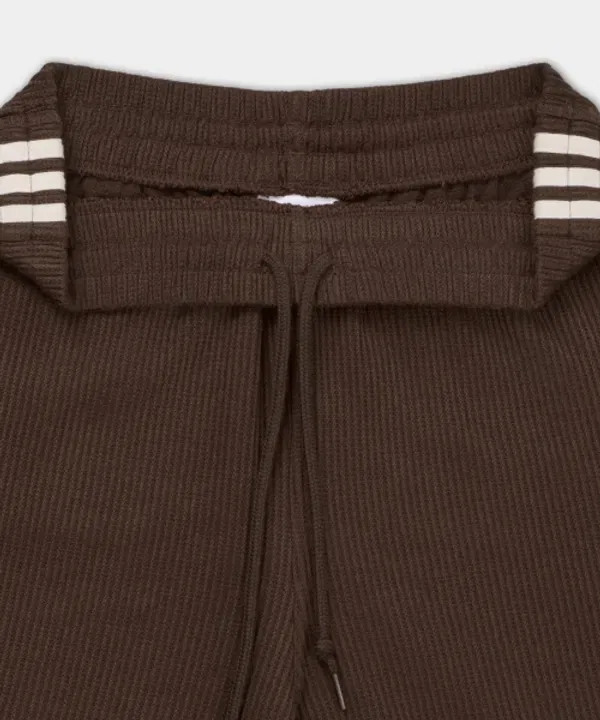 Укороченные спортивные шорты Adidas, темно-коричневые — фото 3