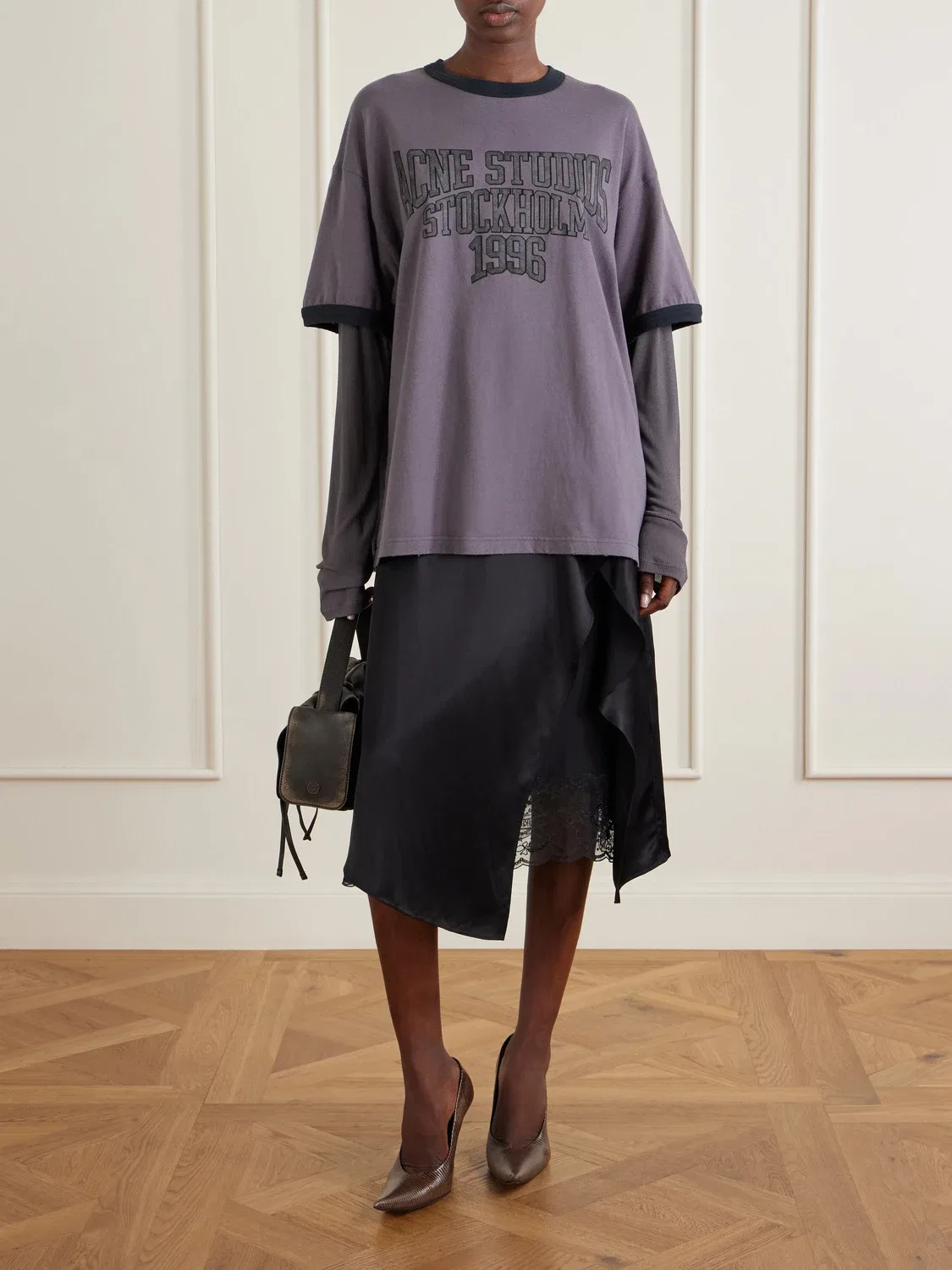 Юбка миди из атласа с оборками Acne Studios, черный — фото 2