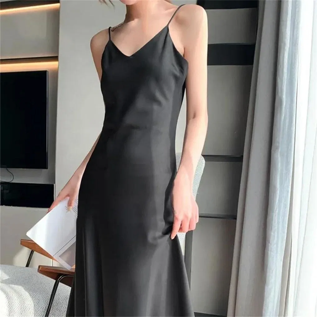 Женское сатиновое платье с V-образным вырезом на бретелях, Black — фото 2