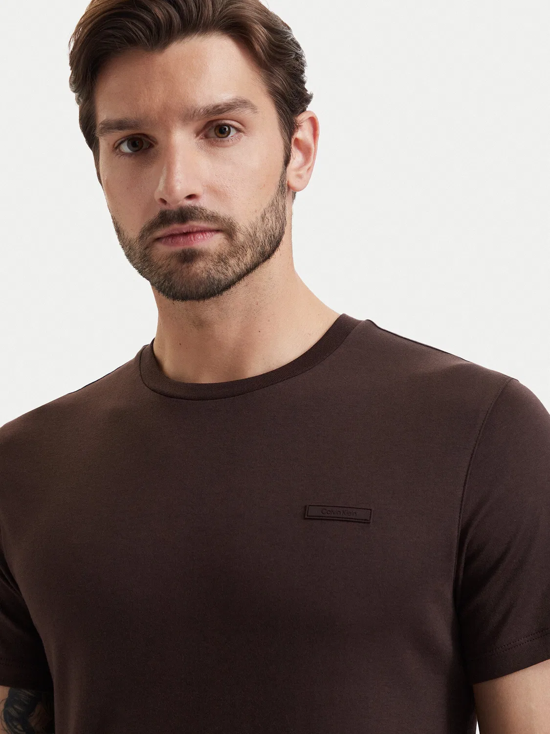 Мужская футболка приталенного кроя Calvin Klein, темно-коричневый — фото 4