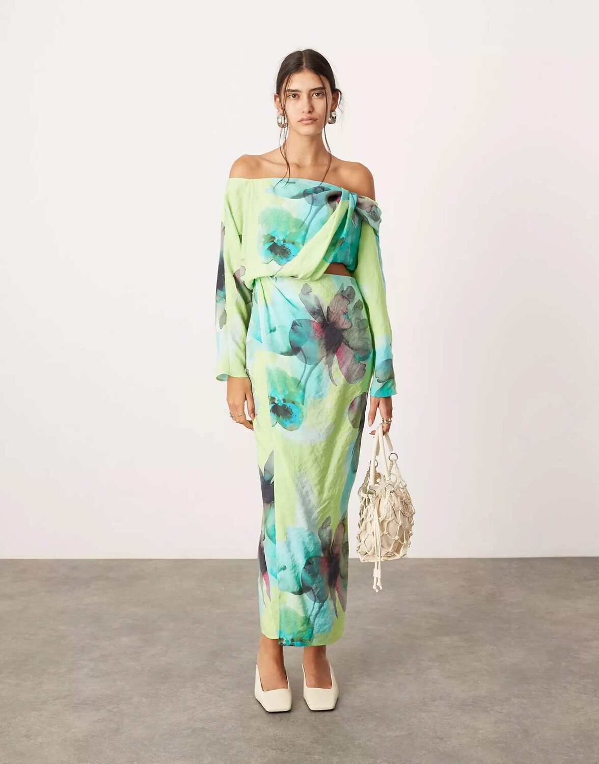 

Платье-макси Asos Edition Swirling Off-the-shoulder Neckline Large Floral Pattern, светло-зеленый