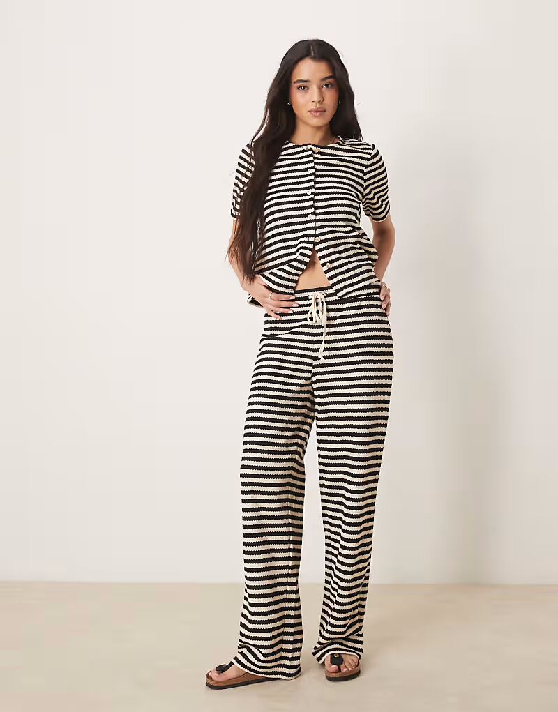 

Широкие брюки с текстурированной трикотажной полоской, черного и кремового цветов Vila