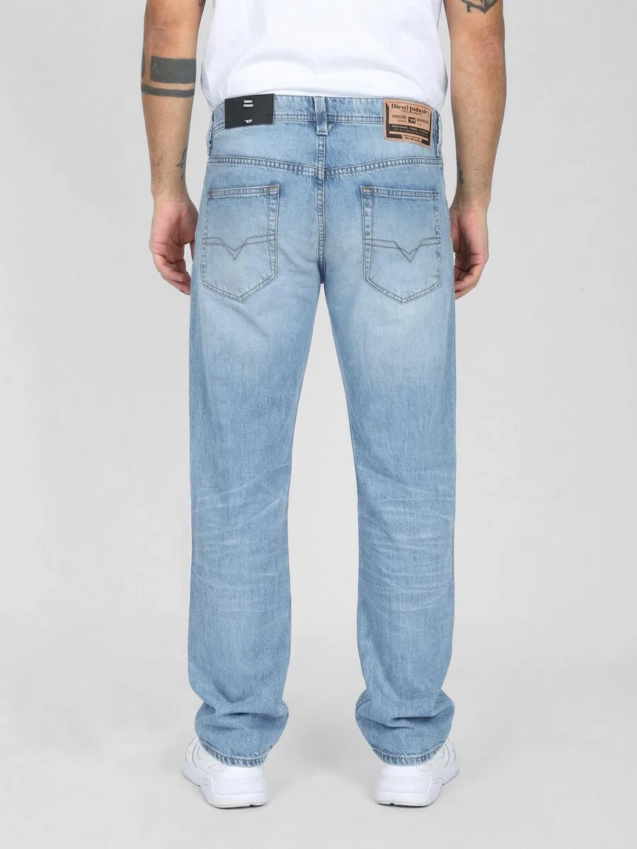 Джинсы DIESEL Regular Jeans 'Light & Supersoft MARKEE R68DJ' светло-голубого цвета — фото 4