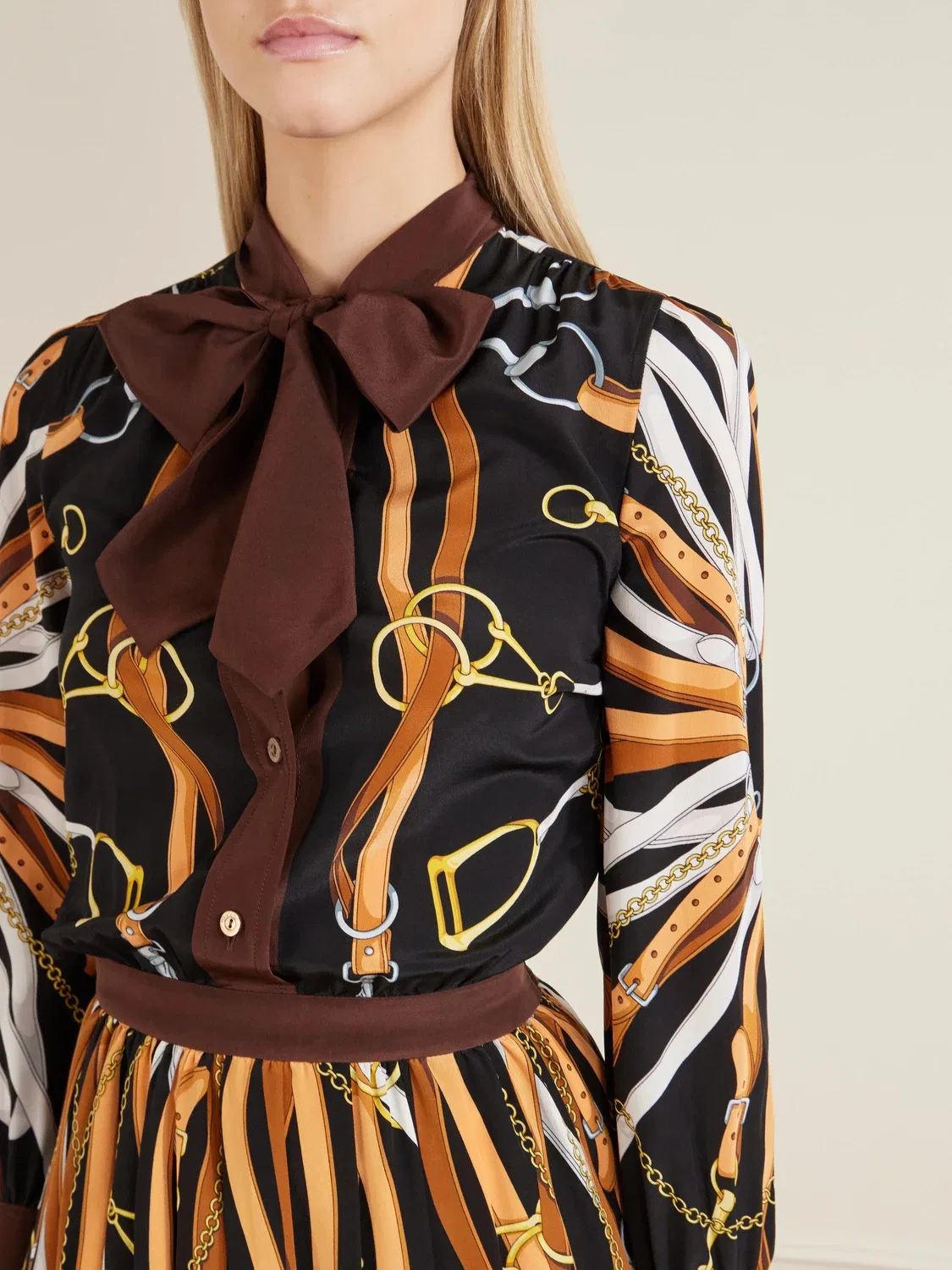 Платье миди GUCCI Шелковое с плиссировкой, с принтом и завязками, мультицвет — фото 4