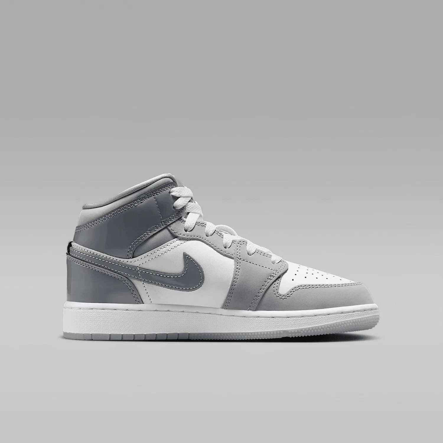 Детские кроссовки для мальчиков с закрытым носком Air Jordan 1 Mid Se NIKE, White Grey Cool Grey Medium — фото 3