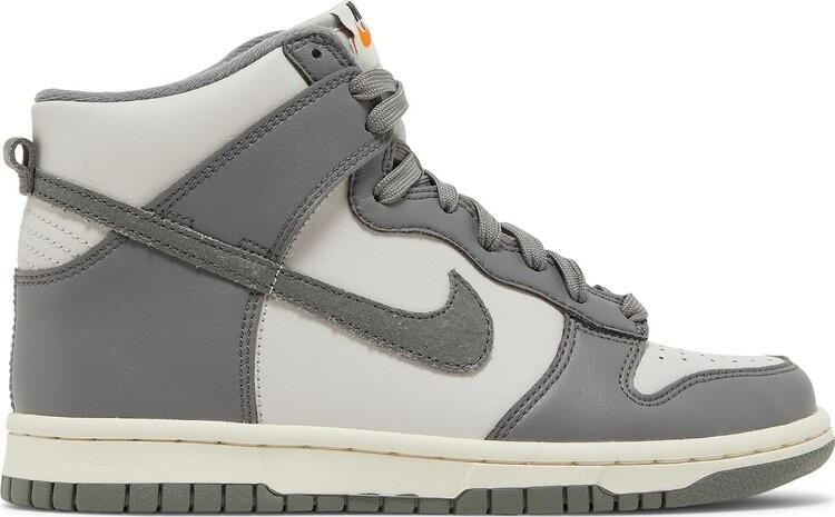 

Кроссовки Nike Dunk High SE GS 'Light Bone Tumbled Grey', серый