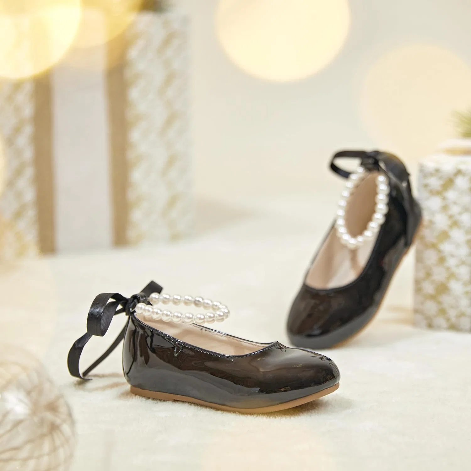 Детские туфли-балетки для девочек с жемчужным ремешком PHIRAMIN, Patent Black Pearl Strap — фото 3