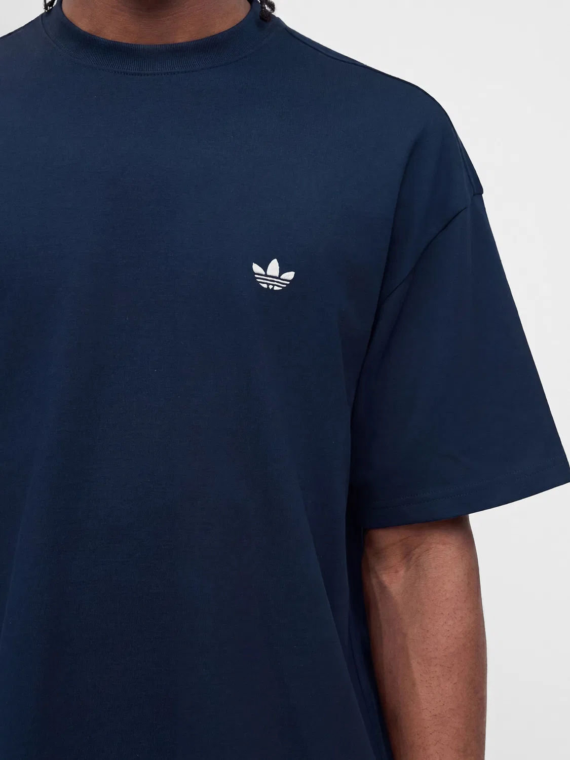 Футболка Adidas Originals Trefoil Essentials темно-синего цвета — фото 2