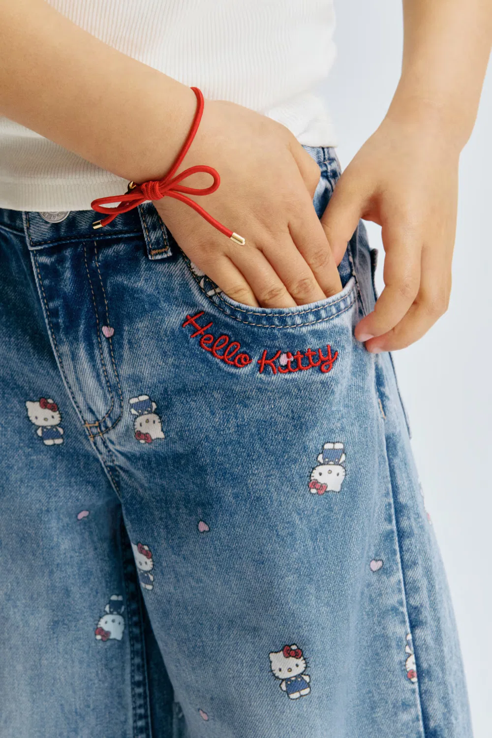 Джинсы с широкими штанинами и принтом H&M, Denimblau/Hello Kitty — фото 3