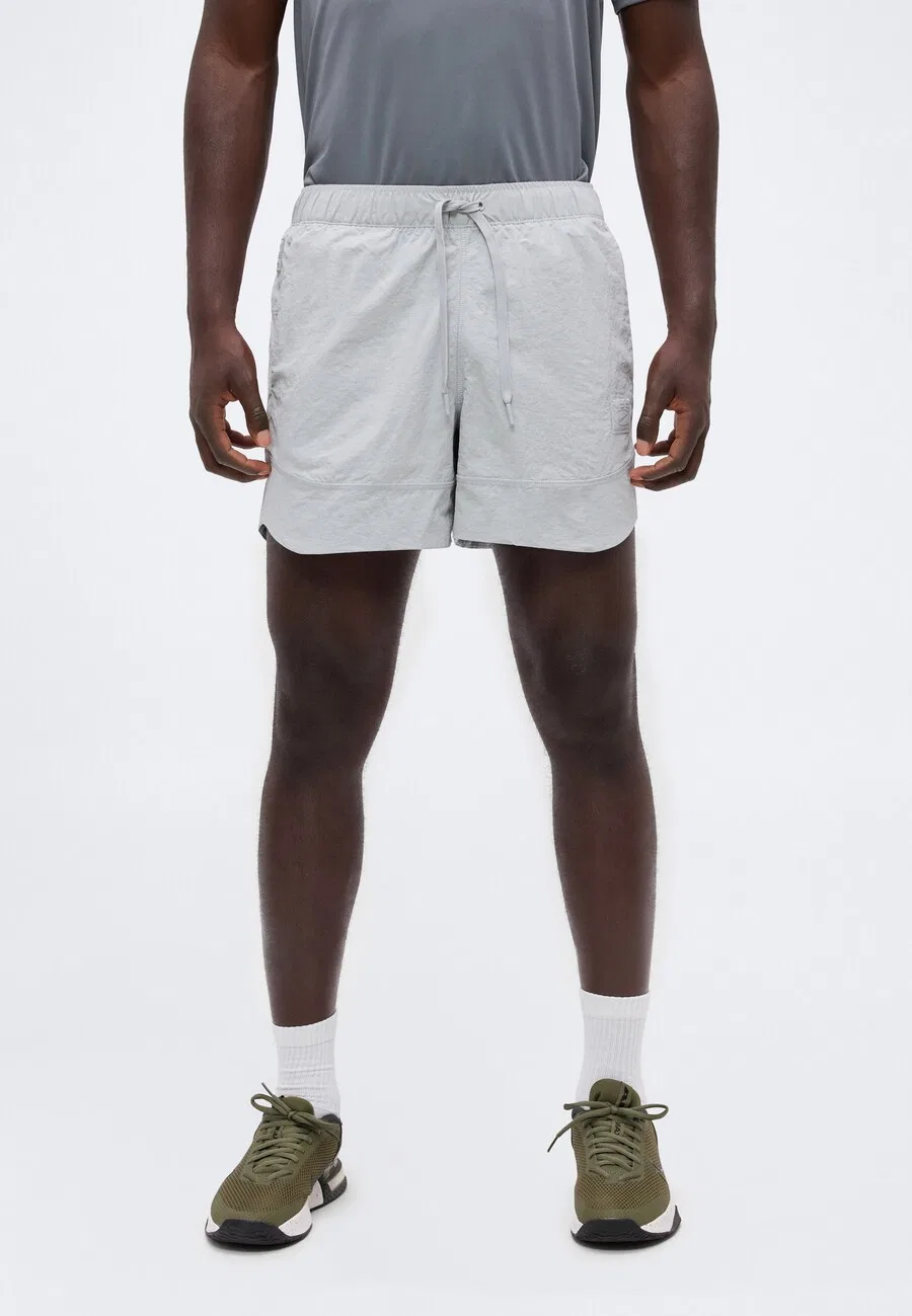 Спортивные брюки NIKE Regular светло-серого цвета — фото 2