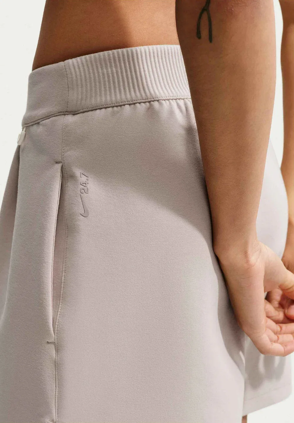 Женские свободные шорты из быстросохнущей ткани - спортивные шорты Nike Performance, Cream Ii Cream Ii College Grey — фото 4