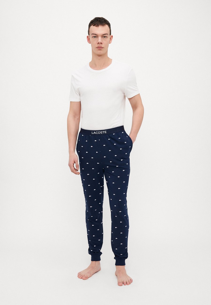 Пижамные брюки Lacoste LOUNGEWEAR PYJAMA PANTS, Bleu Marine/Blanc/Dark Blue — фото 2