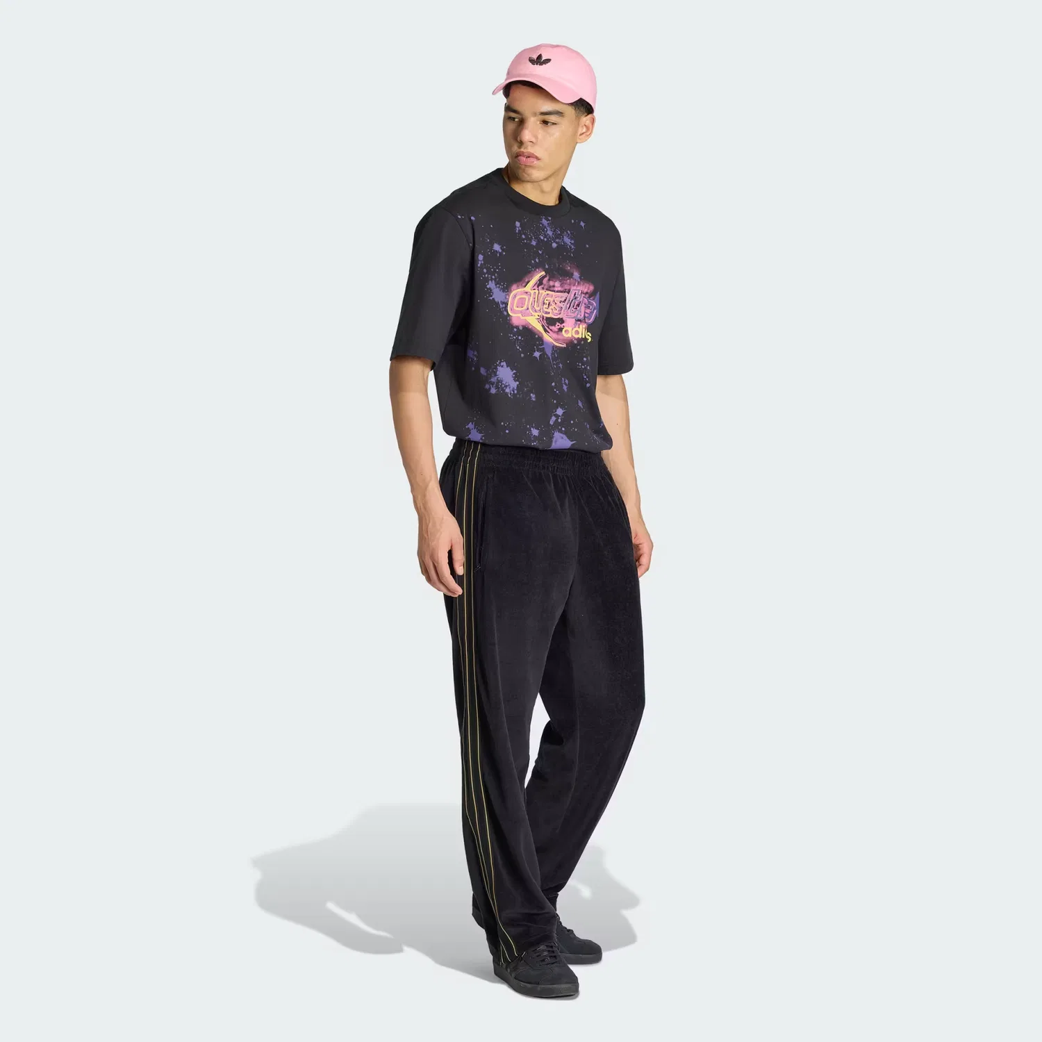 Мужская футболка свободного кроя с графическим принтом и молнией Adilenium Season 5 Questra Graphic Tee Adidas Originals, черный — фото 3