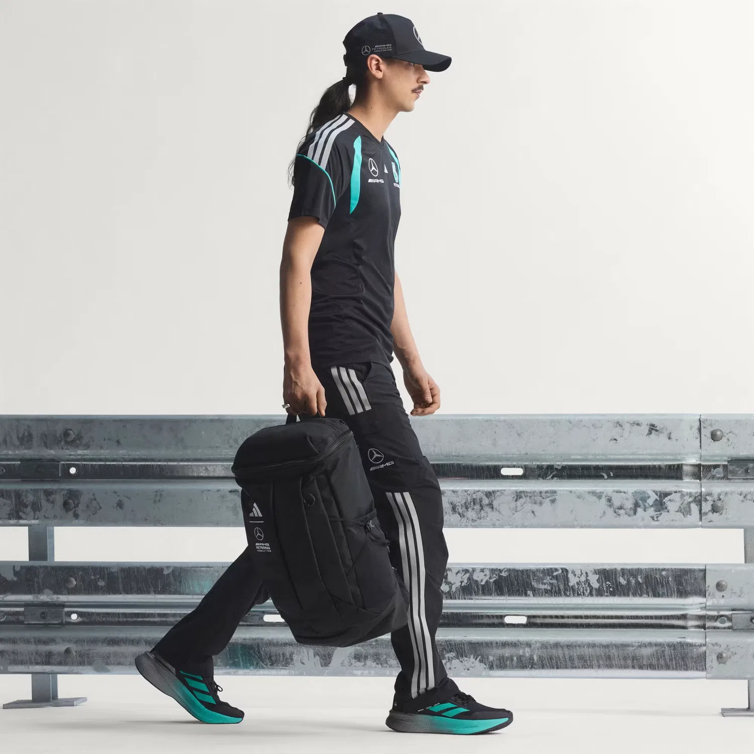 Мужская футболка приталенного кроя Mercedes - AMG Petronas Formula 1 Team Mechanics Jersey Adidas Performance, черный/черный — фото 3