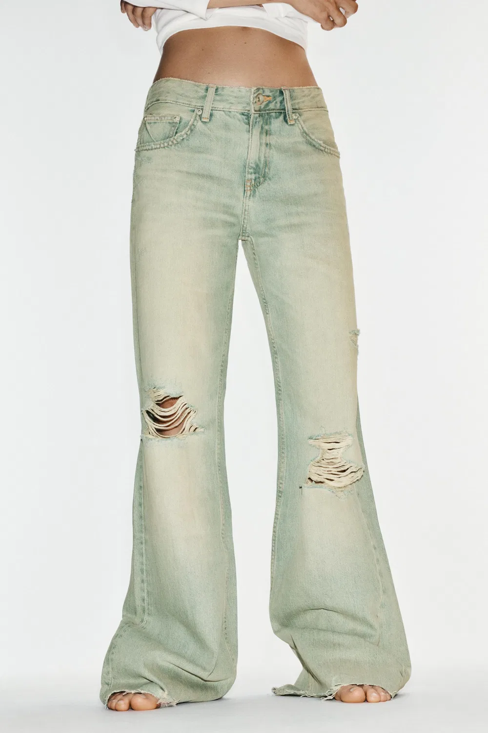 Джинсы-клеш TRF со средней посадкой и рваными элементами ZARA, Blue/Green — фото 3