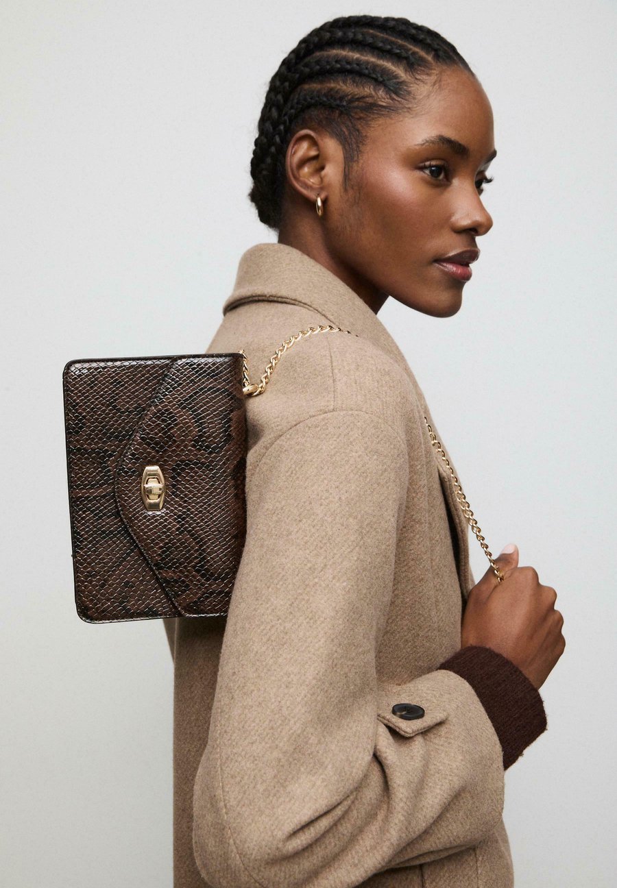 

Сумка кросс-боди Stradivarius RIGID WITH CLASP, Mottled Brown