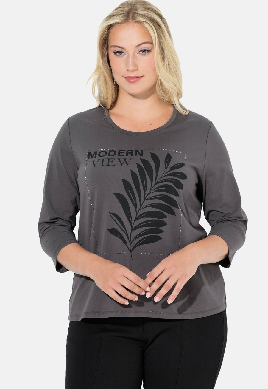 

Топ Ulla Popken NZWEIG CLASSIC RUNDHALS 3/4-ARM, Anthracite