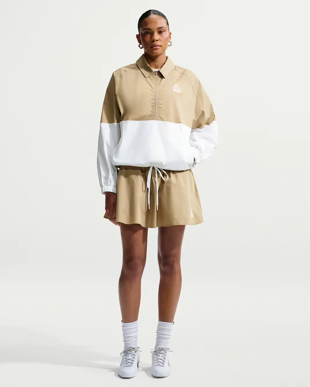 Женская объемная куртка из поплина на молнии до середины груди Nike Sportswear, Parachute Beige/White/White — фото 4