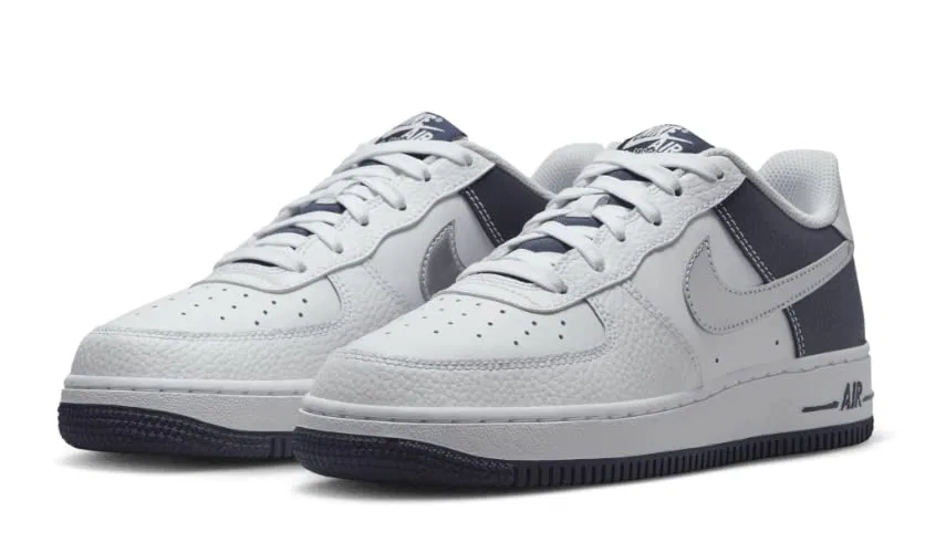 Детские кроссовки для мальчиков с закрытым носком Air Force NIKE, White Silver Metallic Midnight — фото 3