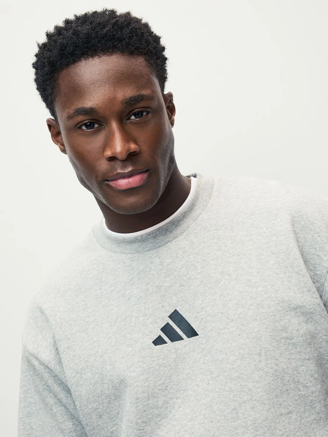 Свитшот флисовый Essentials Feelcozy adidas, серый — фото 4