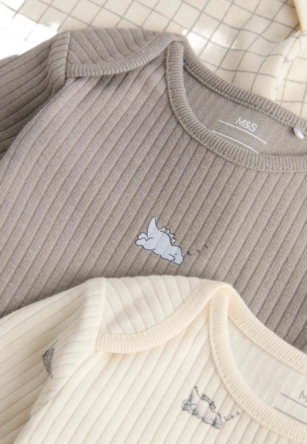 B 3p боди с длинными рукавами в виде динозавра, унисекс - боди Marks & Spencer, Light Cream — фото 2