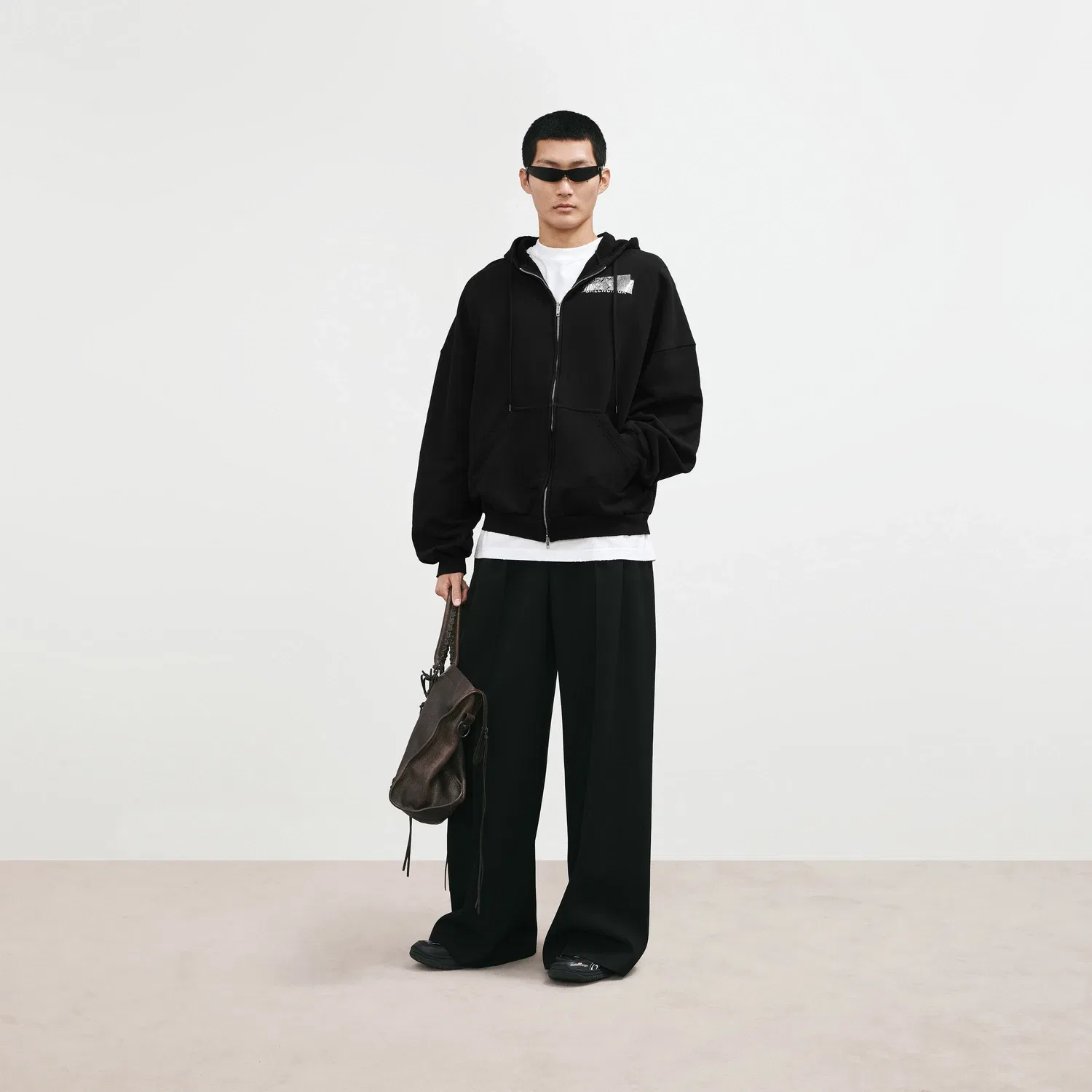 Мужская черная толстовка на молнии с серебряной лентой и логотипом Balenciaga сзади, черный — фото 3