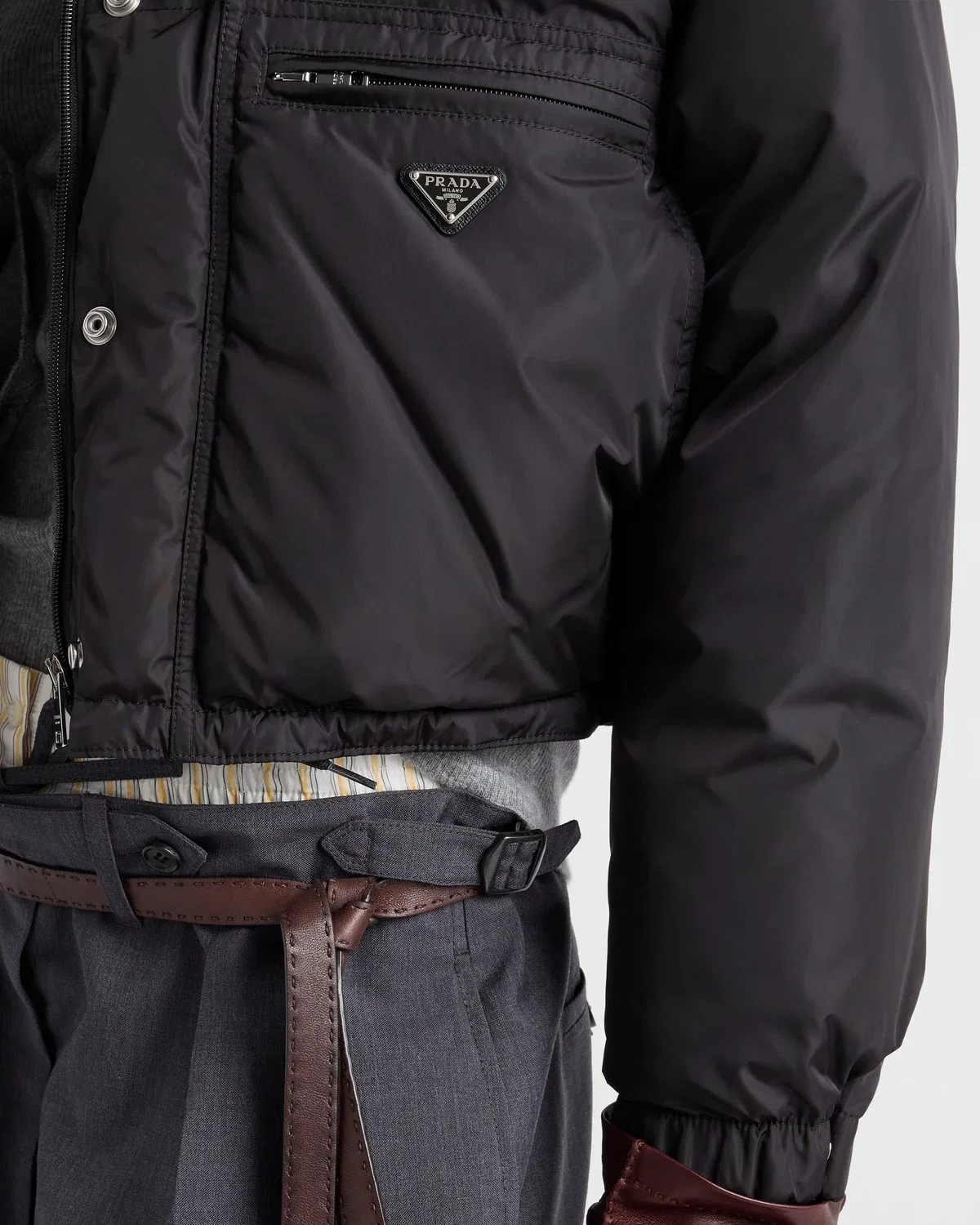 Укороченная пуховая куртка с капюшоном Re-Nylon Prada, черный — фото 4