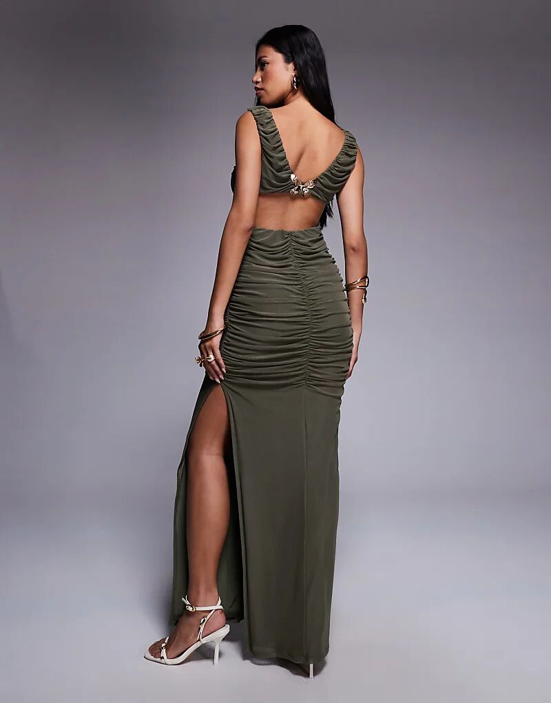 

Платье макси ASOS DESIGN цвета хаки с глубоким вырезом, сборками и открытой спиной, отделанное золотой бабочкой