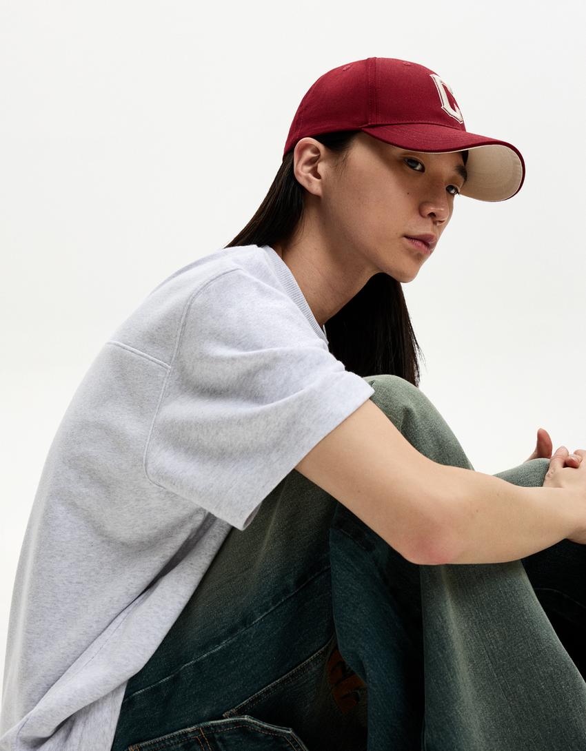 

Вышитая шапка Bershka, бургундия