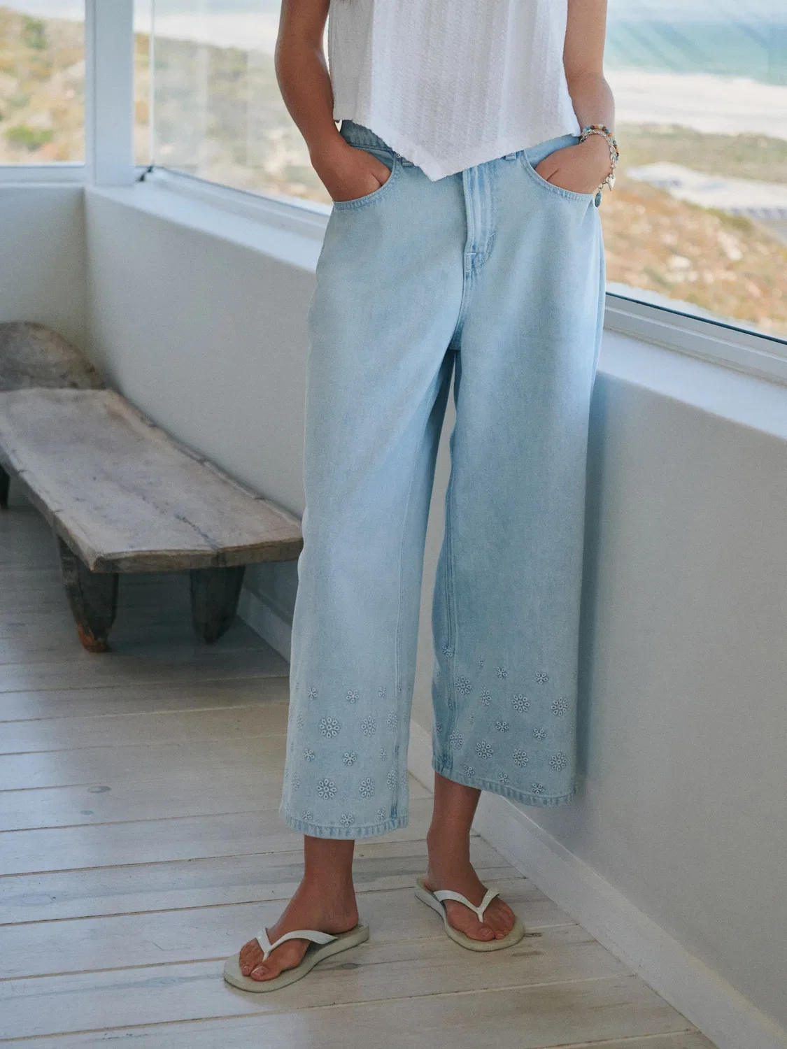 Джинсы широкие укороченные с вышивкой, модель Bleach Blue Next, голубой — фото 2