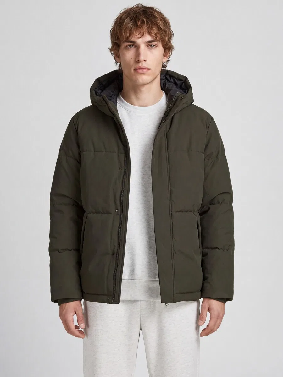 Детская зимняя куртка Jack & Jones Junior 'JJESOHO' оливкового цвета — фото 2