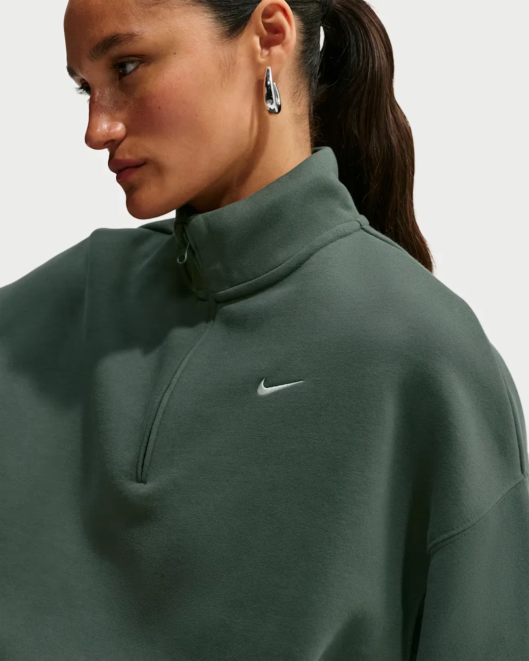 Женский укороченный топ свободного кроя с молнией на четверть длины Nike Studio Fleece Medium Weight, Camo Green/Sail — фото 3