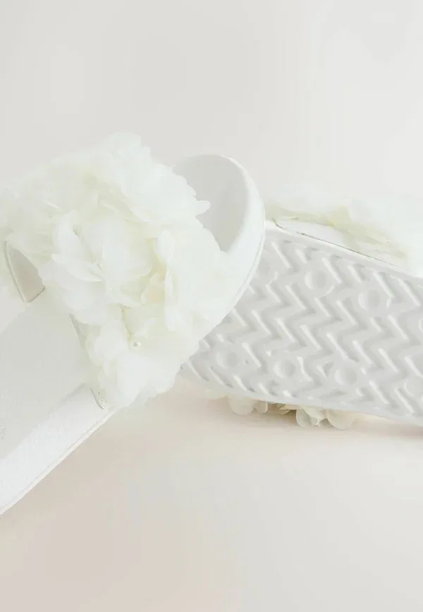 Мюли с цветочной аппликацией Regular fit corsage sliders mules Next, white, белый — фото 4