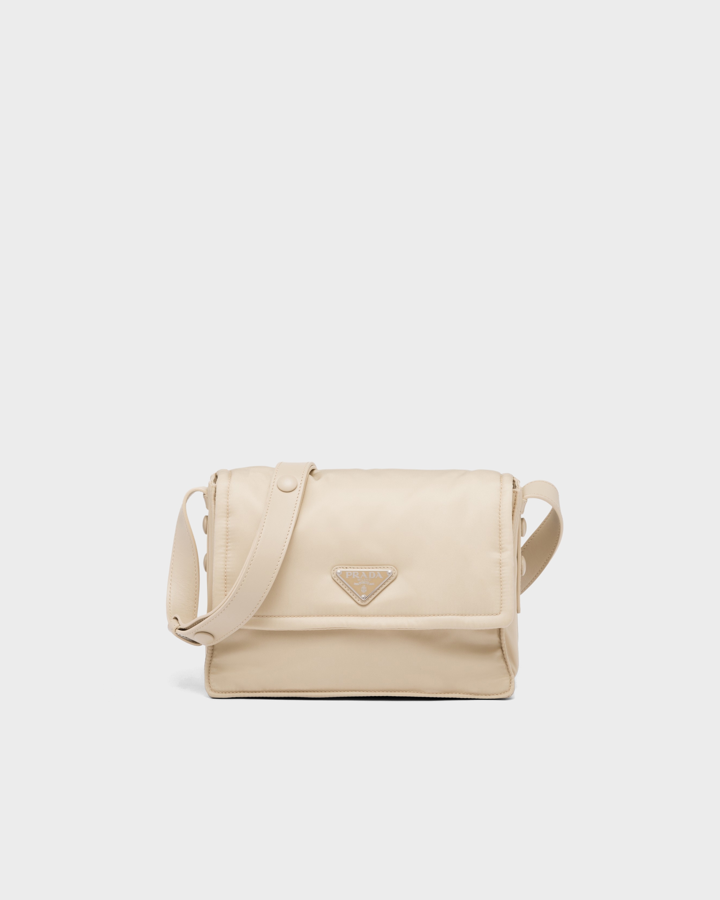 

Маленькая стеганая наплечная сумка Prada Traveller из переработанного нейлона, бежевый