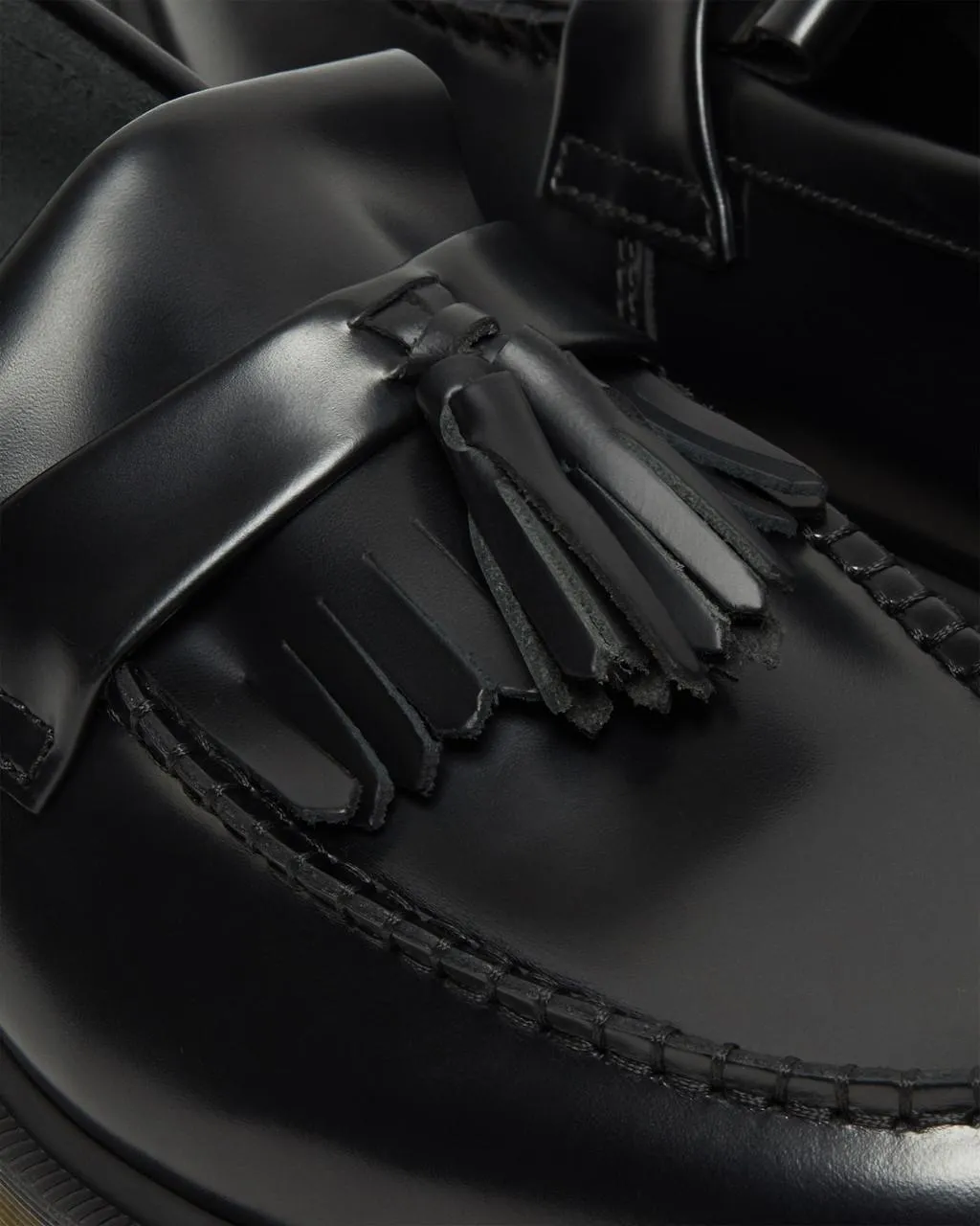 Dr. Martens Adrian Гладкие кожаные лоферы с кисточками, цвет Black — Polished Smooth — фото 3