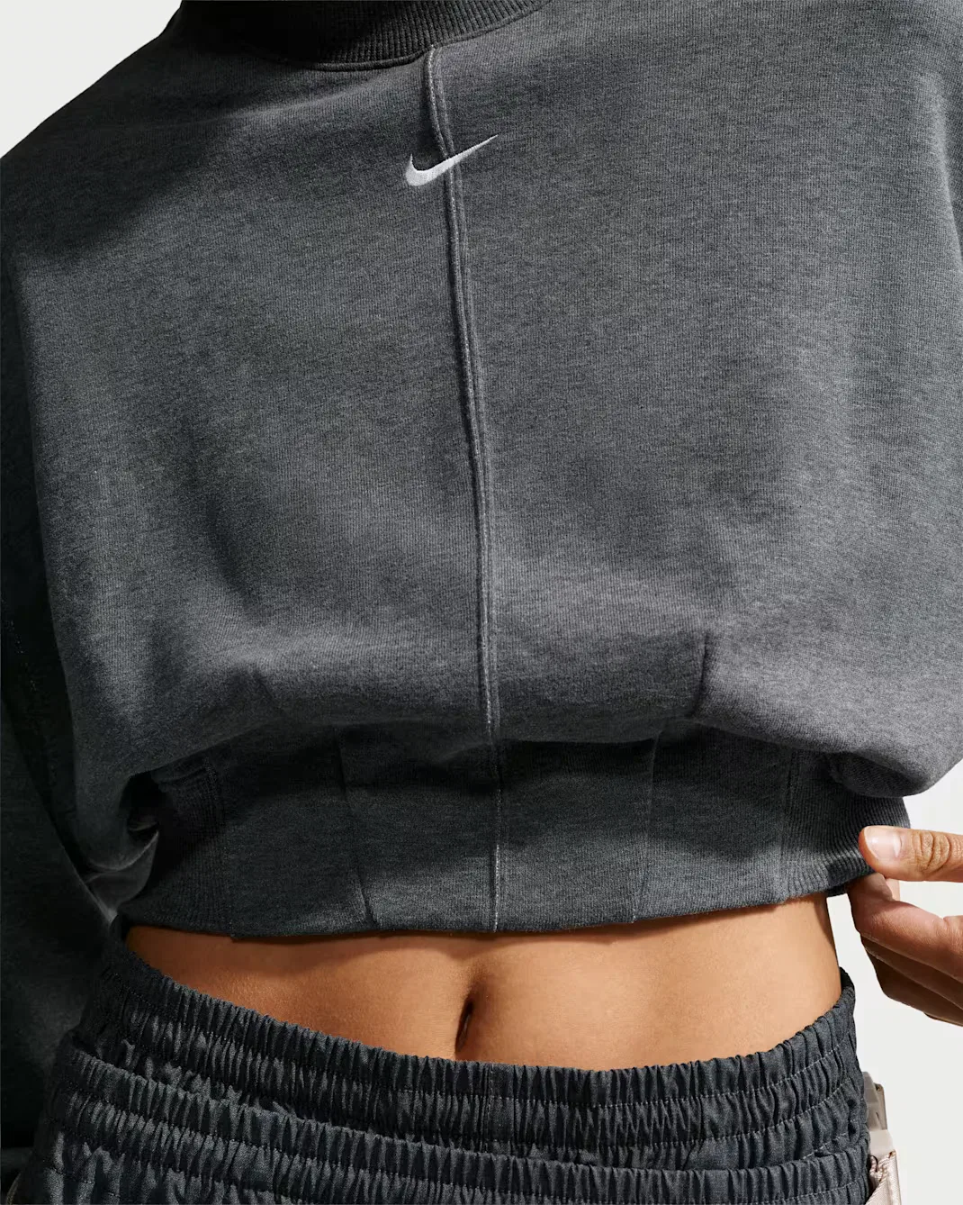 Женская укороченная плиссированная футболка оверсайз с круглым вырезом Nike Studio Fleece Lightweight "French Terry", Charcoal Heather/Sail — фото 3