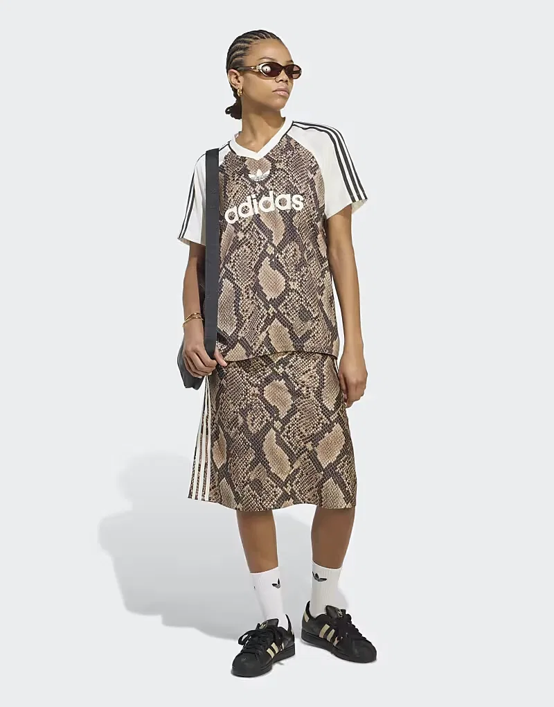Футболка Adidas Originals из атласа с принтом под змеиную кожу, лен/бежевый — фото 3