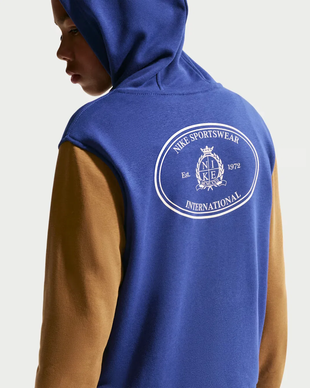 Толстовка из французского махрового трикотажа для детей постарше Nike Sportswear Club, Deep Royal Blue/Ale Brown/Sanddrift/Black — фото 2