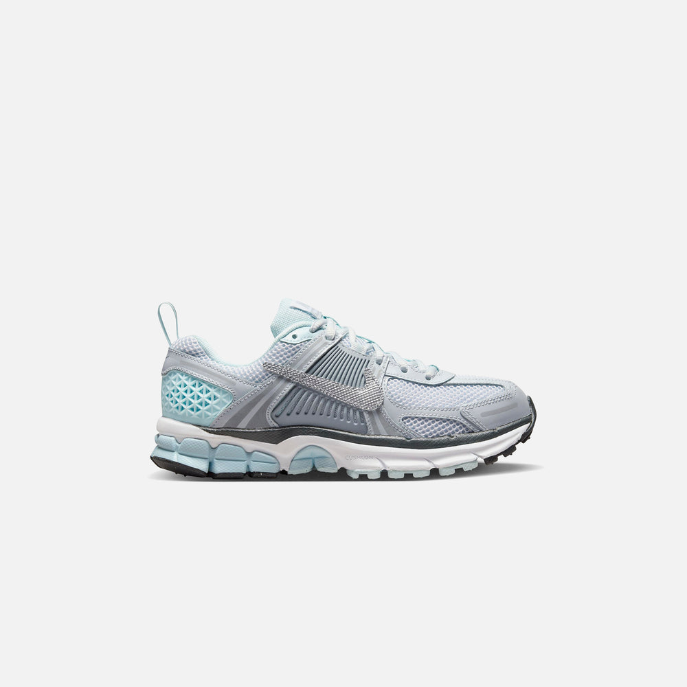 

Кроссовки Nike GS Vomero 5, цвет Pure Platinum/Glacier Blue/Wolf Grey/Metallic Silver