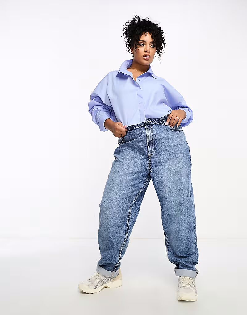 

Свободные джинсы mom с высокой талией Curve, средне-голубой цвет Asos Curve