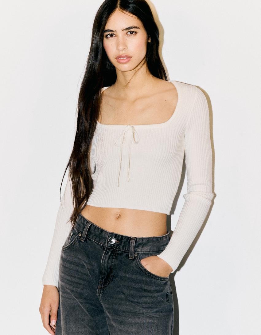 

Свитер с квадратным вырезом и завязкой. Bershka, белый