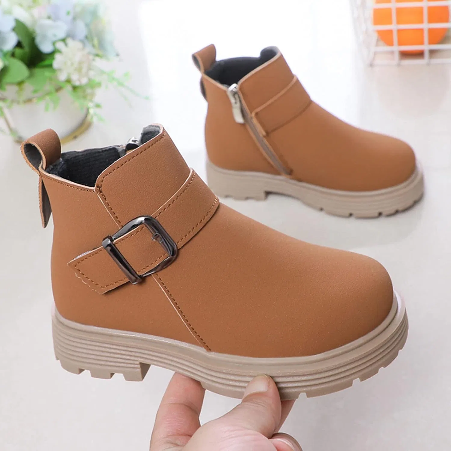 Детские ботинки для девочек с пряжкой и боковой молнией, модель Ankle Boots Scrub Leather Buckle, Brown — фото 3