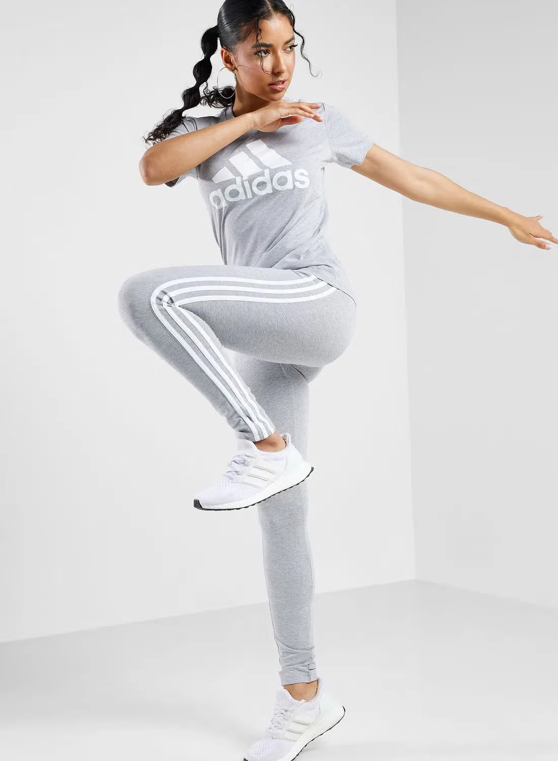 Футболка оверсайз с большим логотипом Adidas, серая — фото 4