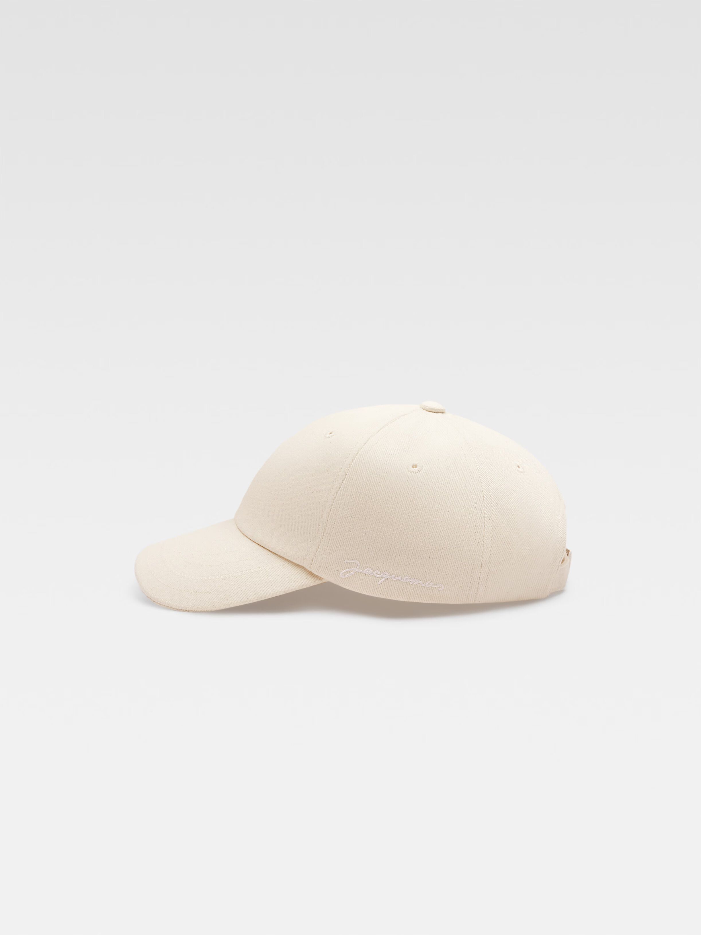 

Фирменная бейсболка JACQUEMUS The Jacquemus cap, белый