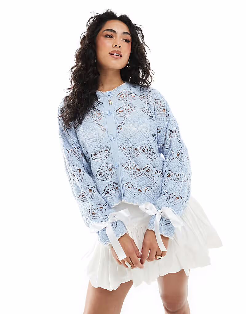 

Кардиган Miss Selfridge, выполненный в технике одеяльного стежка, с манжетами-бантиками, нежно-голубого цвета