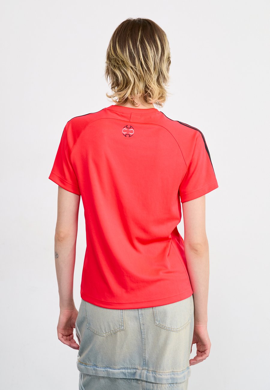 Футболка Adidas Originals TEAMGEIST TEE, Lucid Red/Black/Red — фото 3