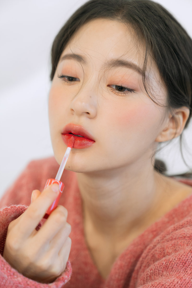 rom&nd Juicy Lasting блеск для губ с высокой пигментацией, оттенок 09 Litchi Coral 5,5 г — фото 3